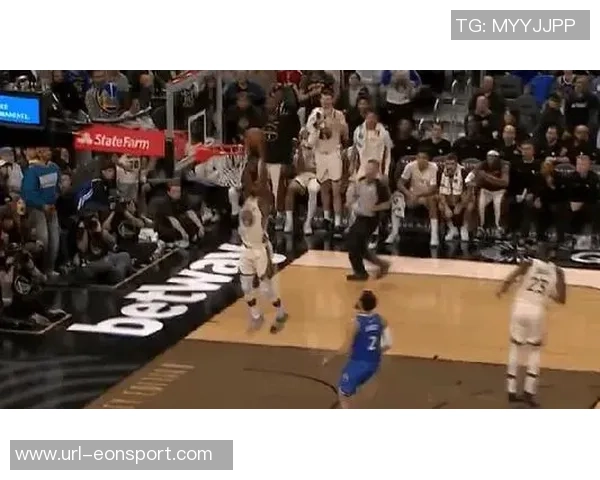 巴特勒强势突破篮下完成折叠打进并造成对手犯规精彩瞬间